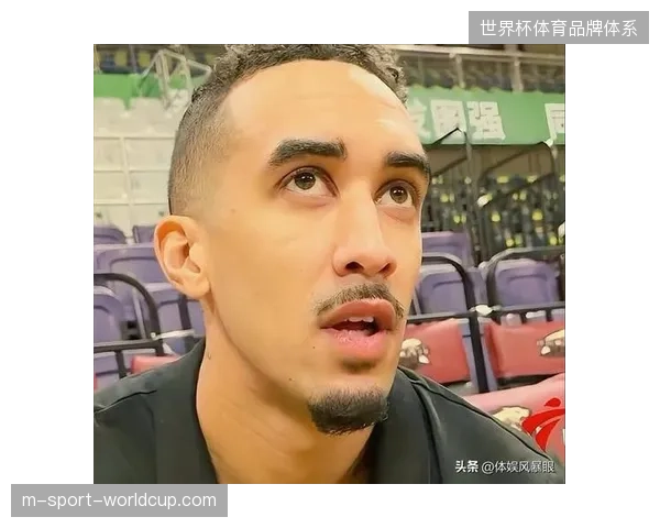 奎因通过个人三分威胁吸引防守,为队友创造了大量空位机会,盘活了广东队的整体进攻 奎因通过个人三分威胁吸引防守,为队友创造了大量空位机会,盘活了广东队的整体进攻